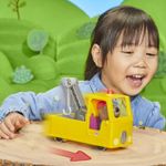 Jucarii, Copii si Bebe - Jucarii si jocuri - Figurine - PEPPA PIG CAMIONUL DE REMORCARE - Infinity.ro