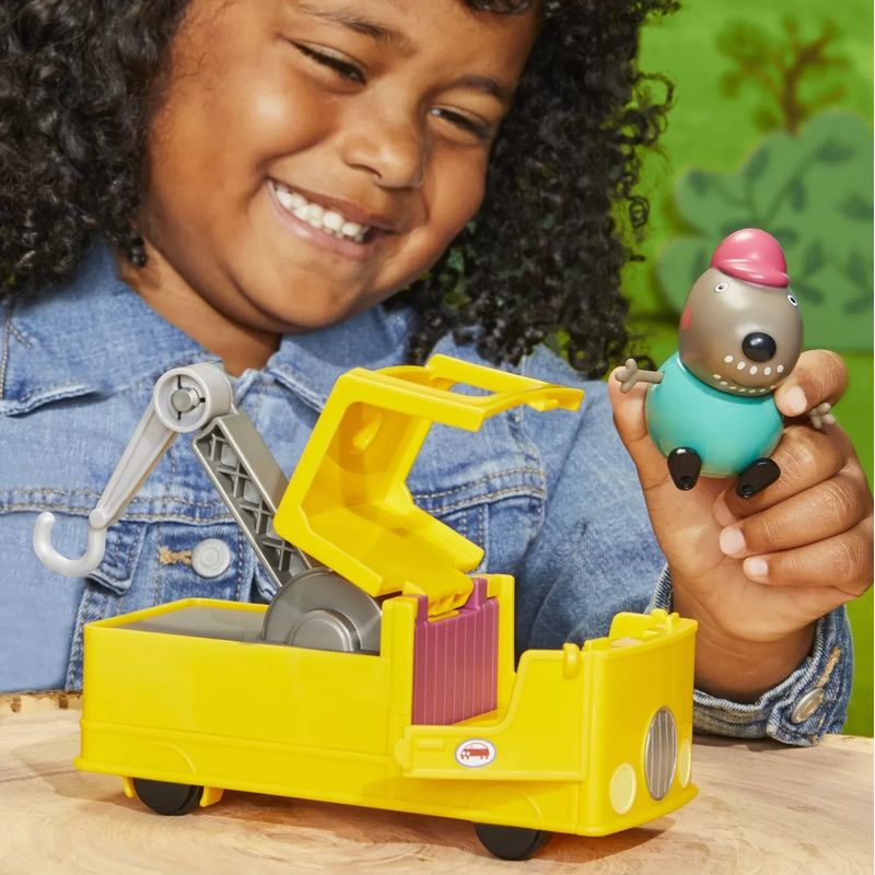 Jucarii, Copii si Bebe - Jucarii si jocuri - Figurine - PEPPA PIG CAMIONUL DE REMORCARE - Infinity.ro