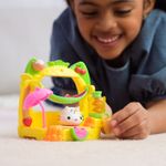 Jucarii, Copii si Bebe - Jucarii si jocuri - Figurine - GABBYS DOLLHOUSE SET BALCON PENTRU PETRECEREA CU SMOOTHIE A LUI CAKEY - Infinity.ro