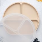 Jucarii, Copii si Bebe - Hrana si alaptare - Biberoane, suzete si accesorii hranire - Articole hranire bebelusi - Farfurie compartimentata din silicon cu ventuza si capac, AppeKids - Bubble Beige - Infinity.ro