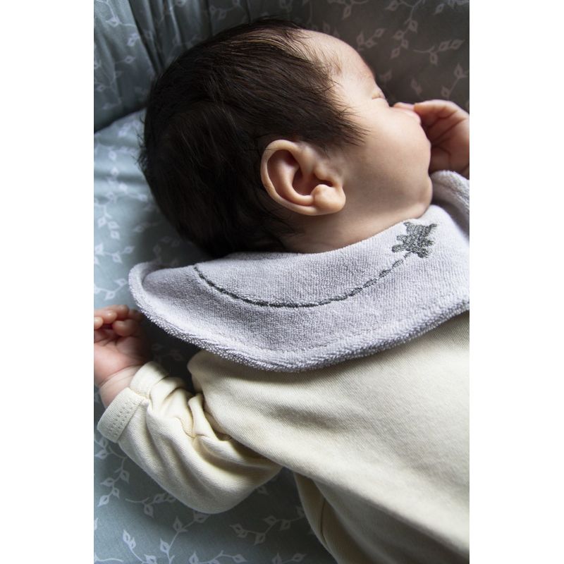 Jucarii, Copii si Bebe - Hrana si alaptare - Biberoane, suzete si accesorii hranire - Articole hranire bebelusi - Baveta eleganta brodata BabyJem (Culoare: Gri) - Infinity.ro