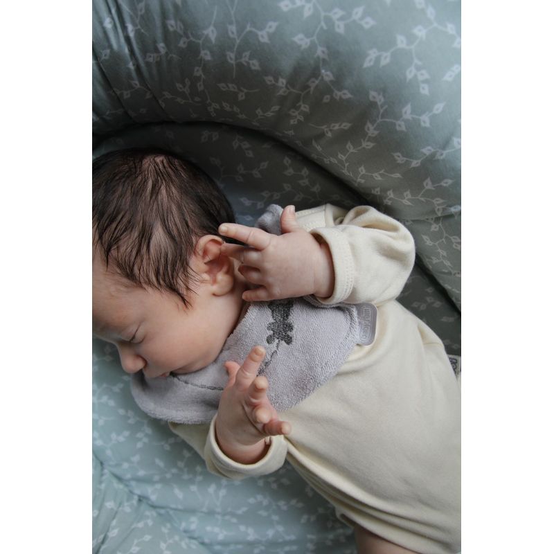 Jucarii, Copii si Bebe - Hrana si alaptare - Biberoane, suzete si accesorii hranire - Articole hranire bebelusi - Baveta eleganta brodata BabyJem (Culoare: Gri) - Infinity.ro