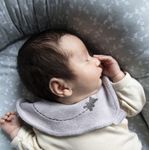 Jucarii, Copii si Bebe - Hrana si alaptare - Biberoane, suzete si accesorii hranire - Articole hranire bebelusi - Baveta eleganta brodata BabyJem (Culoare: Gri) - Infinity.ro