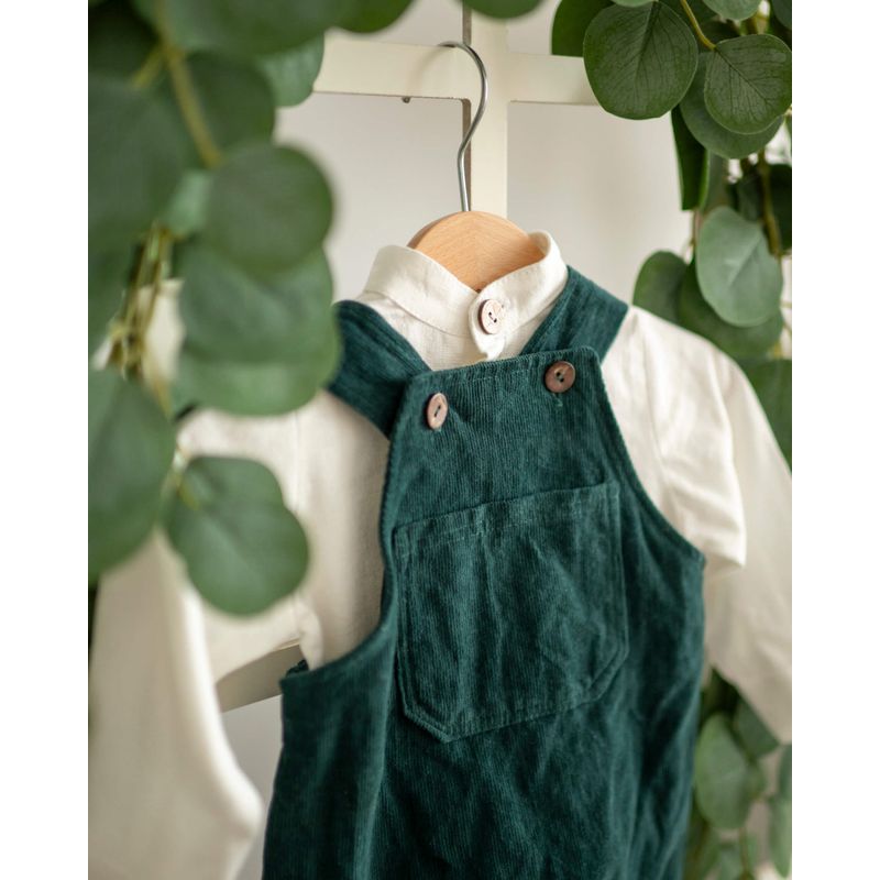 Fashion, accesorii si bijuterii - Copii - Imbracaminte copii - Treninguri si compleuri copii - Set cu salopeta de catifea verde si camasa din in 74 cm 6-9 luni - Infinity.ro