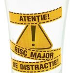 Casa si Gradina - Bucatarie si vesela - Cani si pahare - Pahare - Pahar pentr shot, 7cm, cu mesajul Atentie! Risc major de distractie! - Infinity.ro
