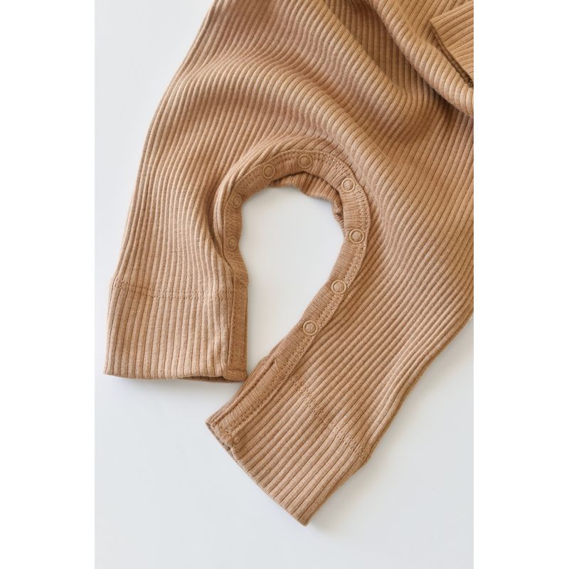 Fashion, accesorii si bijuterii - Copii - Imbracaminte copii - Salopete copii - Salopeta cu maneca lunga si pantaloni lungi din bumbac organic si modal - Maro BabyCosy (Marime: 0-3 Luni) - Infinity.ro