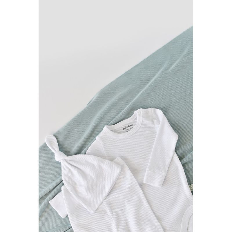 Fashion, accesorii si bijuterii - Copii - Imbracaminte copii - Body-uri copii - Set 3 piese: body cu maneca lunga, pantaloni lungi si caciulita din bumbac organic si modal - Alb, BabyCosy (Marime: 12-18 Luni) - Infinity.ro