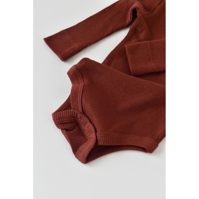 Fashion, accesorii si bijuterii - Copii - Imbracaminte copii - Body-uri copii - Set 3 piese: body cu maneca lunga, pantaloni lungi cu botosei si caciulita din bumbac organic si modal - Caramiziu, BabyCosy (Ma - Infinity.ro