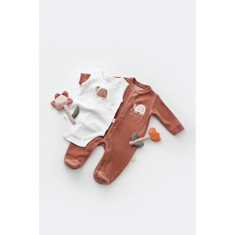 Fashion, accesorii si bijuterii - Copii - Imbracaminte copii - Salopete copii - Set Broscuta cu salopeta si body din 80%bumbac organic si 20% poliester - Caramiziu, BabyCosy (Marime: 3-6 Luni) - Infinity.ro