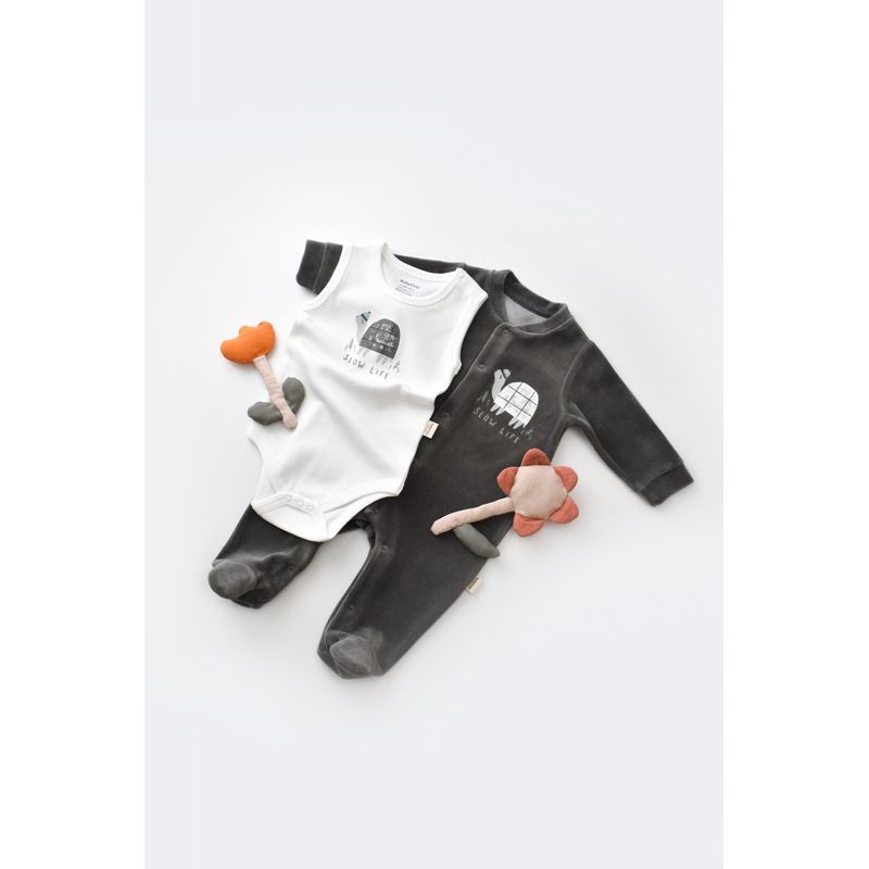 Fashion, accesorii si bijuterii - Copii - Imbracaminte copii - Salopete copii - Set Broscuta cu salopeta si body din 80%bumbac organic si 20% poliester - Antracit, BabyCosy (Marime: 3-6 Luni) - Infinity.ro