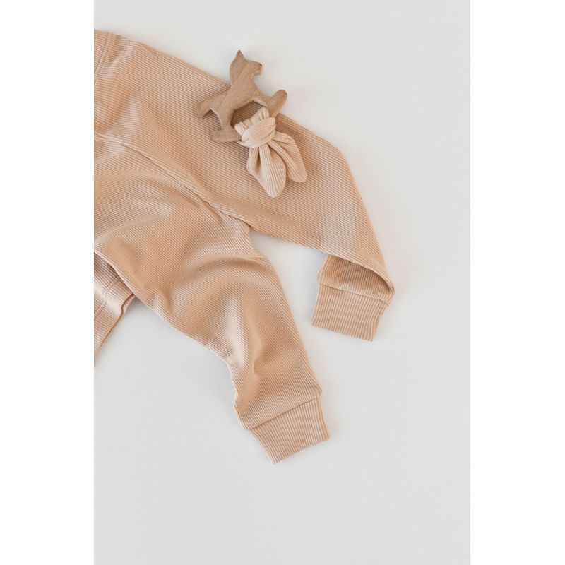 Fashion, accesorii si bijuterii - Copii - Imbracaminte copii - Treninguri si compleuri copii - Set 3 piese: bluzita cu maneca lunga, pantaloni lungi si caciulita din bumbac organic si modal - Somon BabyCosy ( 9-12 luni) - Infinity.ro