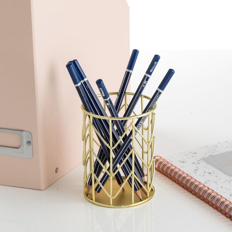 Carti si Birotica - Birotica - Accesorii de birou - Suporturi accesorii birou - Suport pixuri metalic, zigzag, culoare auriu, dimensiuni 8 x 10.5cm - Infinity.ro