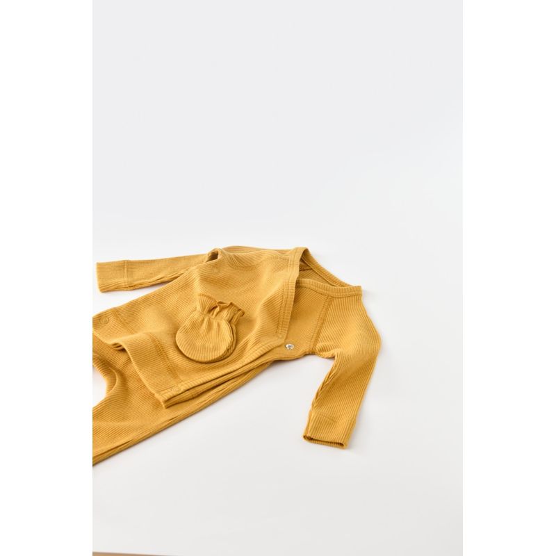 Fashion, accesorii si bijuterii - Copii - Imbracaminte copii - Treninguri si compleuri copii - Set 4 piese: bluza, pantaloni, caciulita si manusi din bumbac organic si modal - Mustar, BabyCosy (Marime: 6-9 luni) - Infinity.ro