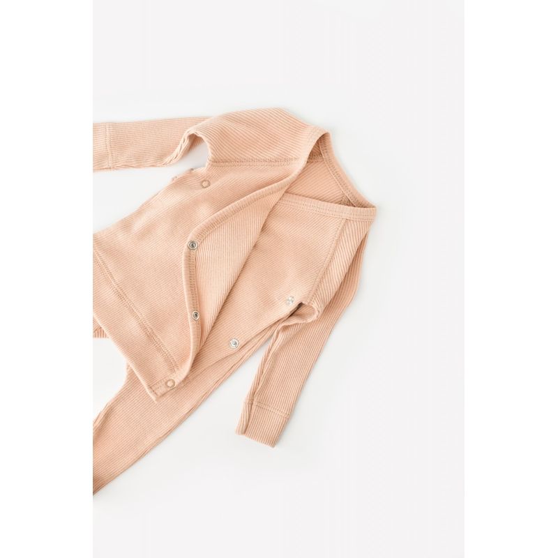 Fashion, accesorii si bijuterii - Copii - Imbracaminte copii - Treninguri si compleuri copii - Set 4 piese: bluza, pantaloni, caciulita si manusi din bumbac organic si modal - Somon, BabyCosy (Marime: 3-6 Luni) - Infinity.ro