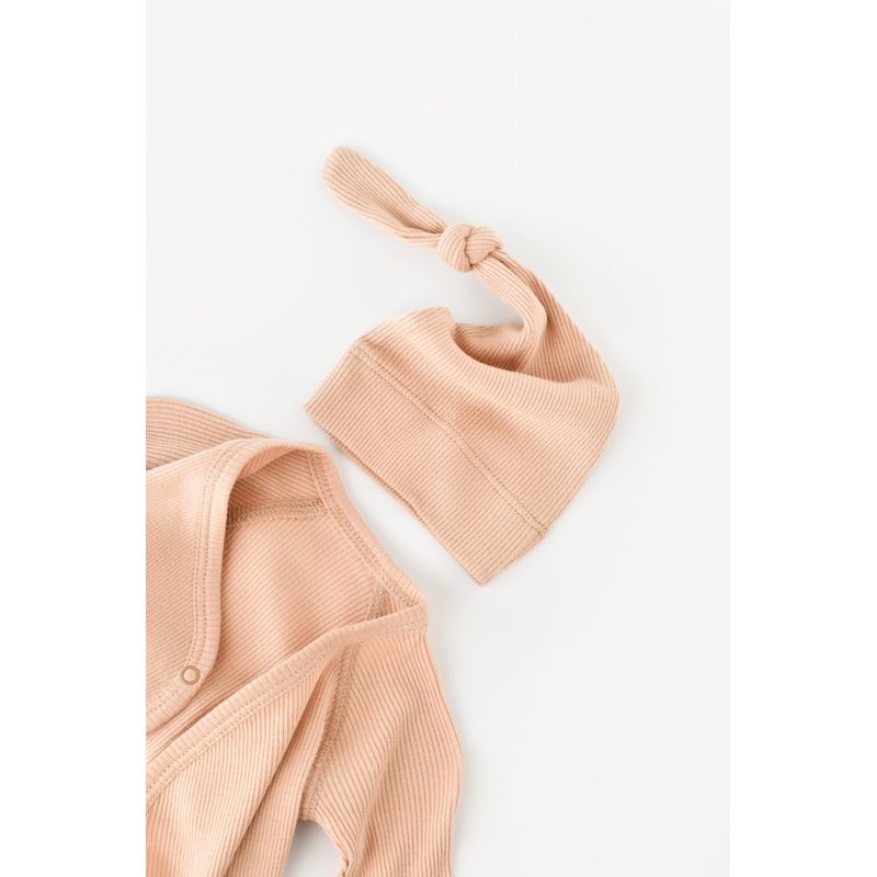 Fashion, accesorii si bijuterii - Copii - Imbracaminte copii - Treninguri si compleuri copii - Set 4 piese: bluza, pantaloni, caciulita si manusi din bumbac organic si modal - Somon, BabyCosy (Marime: 3-6 Luni) - Infinity.ro