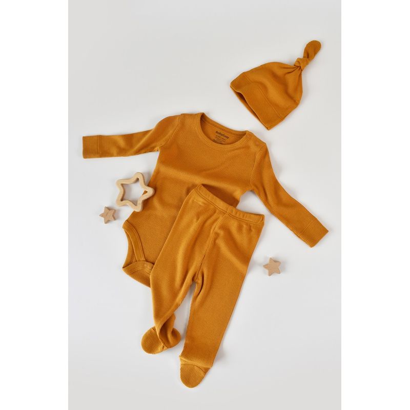 Fashion, accesorii si bijuterii - Copii - Imbracaminte copii - Treninguri si compleuri copii - Set 3 piese: body cu maneca lunga, pantaloni lungi cu botosei si caciulita din bumbac organic si modal - Mustar, BabyCosy (Marim - Infinity.ro