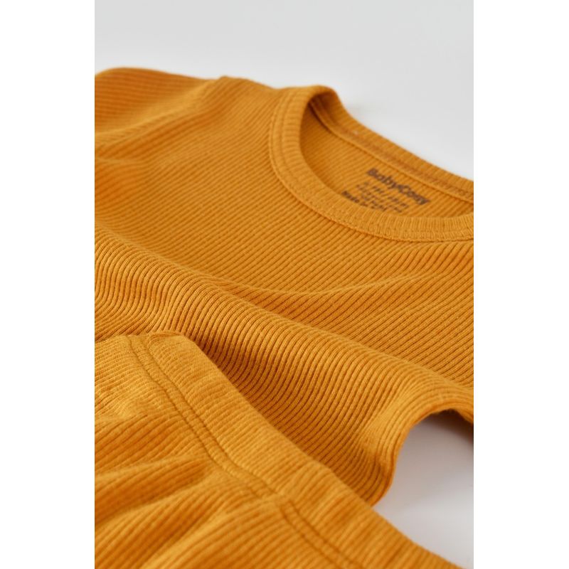 Fashion, accesorii si bijuterii - Copii - Imbracaminte copii - Treninguri si compleuri copii - Set 3 piese: body cu maneca lunga, pantaloni lungi cu botosei si caciulita din bumbac organic si modal - Mustar, BabyCosy (Marim - Infinity.ro