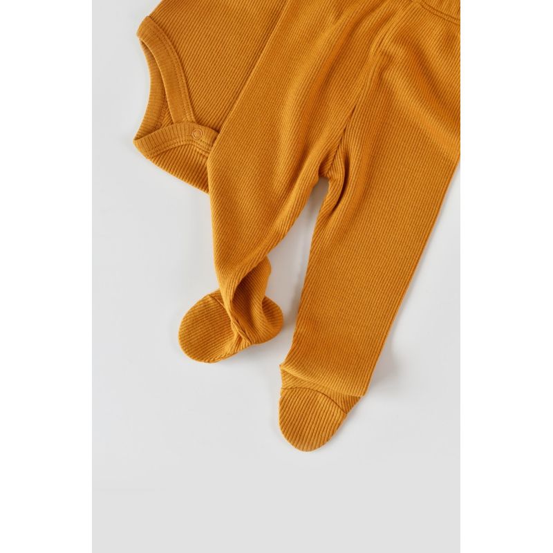 Fashion, accesorii si bijuterii - Copii - Imbracaminte copii - Treninguri si compleuri copii - Set 3 piese: body cu maneca lunga, pantaloni lungi cu botosei si caciulita din bumbac organic si modal - Mustar, BabyCosy (Marim - Infinity.ro