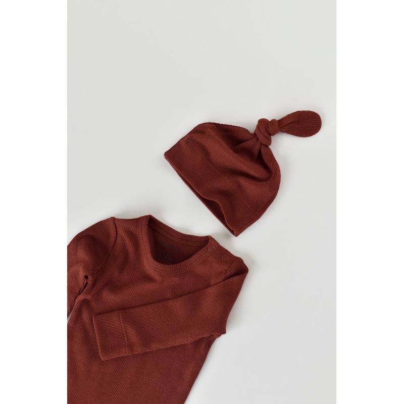 Fashion, accesorii si bijuterii - Copii - Imbracaminte copii - Treninguri si compleuri copii - Set 3 piese: body cu maneca lunga, pantaloni lungi si caciulita din bumbac organic si modal - Caramiziu, BabyCosy (Marime: 18-24 - Infinity.ro