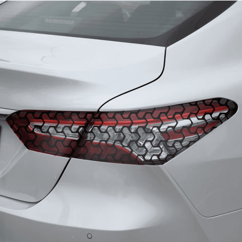 Auto si Moto - Piese auto si accesorii - Piese auto - Tuning - Set 2 folii autoadezive decupate pentru decorarea stopurilor auto, dimensiune 2 x 48 x 30cm, culoare Negru Mat, model HONEYCOMB - Infinity.ro