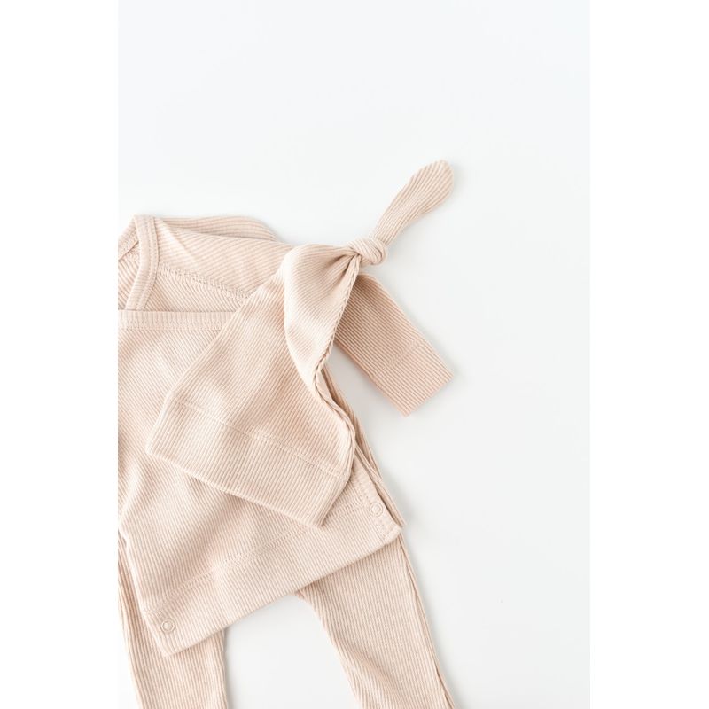Fashion, accesorii si bijuterii - Copii - Imbracaminte copii - Treninguri si compleuri copii - Set 4 piese: bluza, pantaloni, caciulita si manusi din bumbac organic si modal - Blush, BabyCosy (Marime: 3-6 Luni) - Infinity.ro