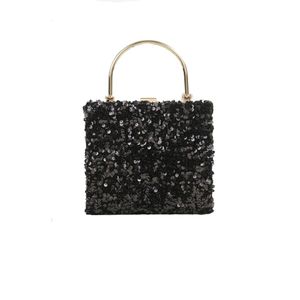 Poseta dama, eleganta, cu paiete negre, maner si lantisor auriu, 18x4,5x15,5 cm