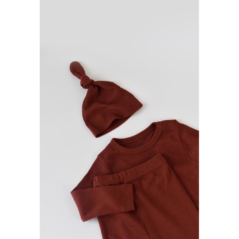 Fashion, accesorii si bijuterii - Copii - Imbracaminte copii - Treninguri si compleuri copii - Set 3 piese: body cu maneca lunga, pantaloni lungi cu botosei si caciulita din bumbac organic si modal - Caramiziu, BabyCosy (Ma - Infinity.ro