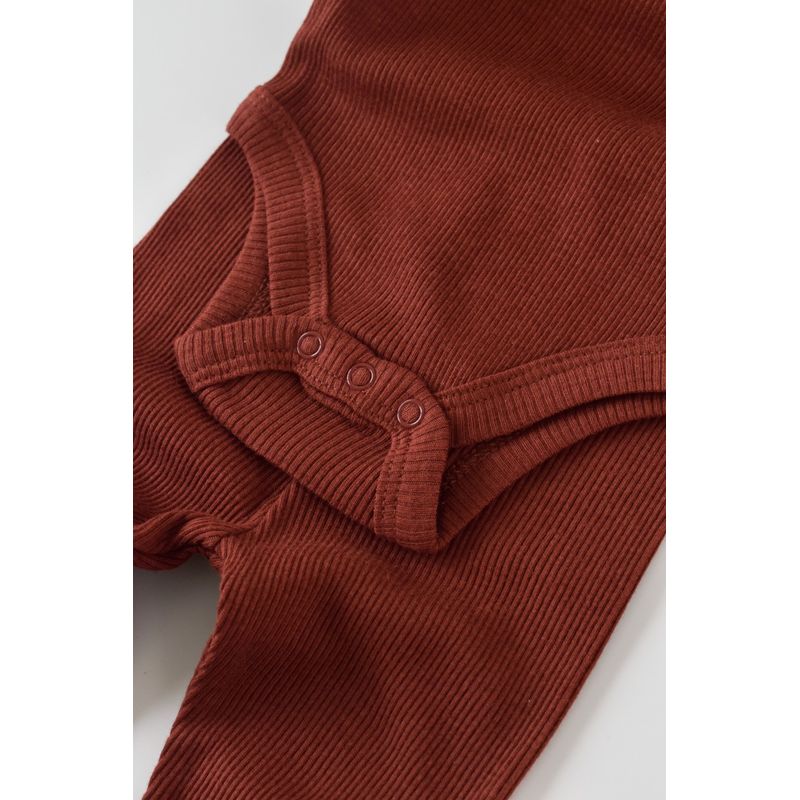 Fashion, accesorii si bijuterii - Copii - Imbracaminte copii - Treninguri si compleuri copii - Set 3 piese: body cu maneca lunga, pantaloni lungi cu botosei si caciulita din bumbac organic si modal - Caramiziu, BabyCosy (Ma - Infinity.ro