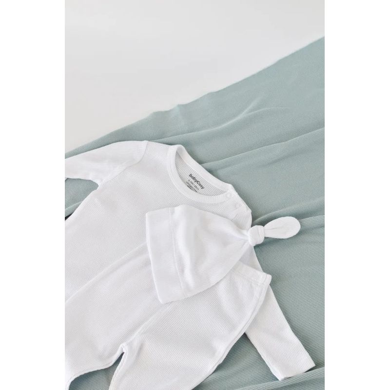 Fashion, accesorii si bijuterii - Copii - Imbracaminte copii - Treninguri si compleuri copii - Set 3 piese: bluzita cu maneca lunga, pantaloni lungi si caciulita din bumbac organic si modal - Alb, BabyCosy (Marime: 18-24 Lu - Infinity.ro