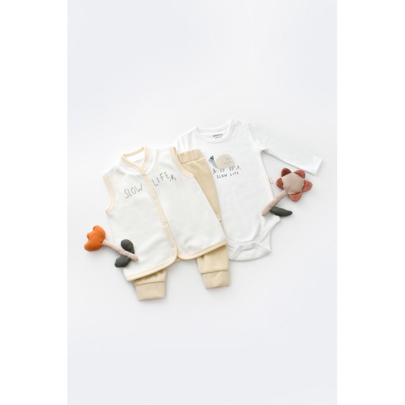 Fashion, accesorii si bijuterii - Copii - Imbracaminte copii - Treninguri si compleuri copii - Set 3 piese Broscuta cu body, pantalonasi si vestuta din 80%bumbac organic si 20% poliester - Crem, BabyCosy (Marime: 6-9 luni) - Infinity.ro