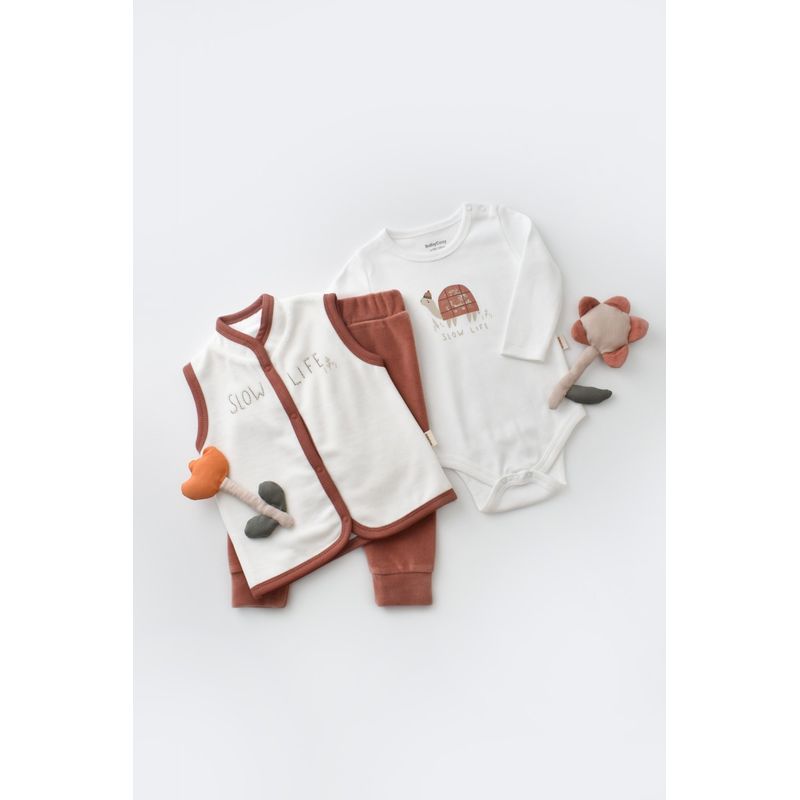 Fashion, accesorii si bijuterii - Copii - Imbracaminte copii - Treninguri si compleuri copii - Set 3 piese Broscuta cu body, pantalonasi si vestuta din 80%bumbac organic si 20% poliester - Caramiziu, BabyCosy (Marime: 6-9 l - Infinity.ro