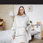 Casa si Gradina - Textile si covoare - Pături și cuverturi - Pături - Patura tip hanorac, cu maneci, gluga si buzunar, gri deschis, 80 x 180 cm, HB80-LIGHTGREY - Infinity.ro