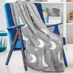 Casa si Gradina - Textile si covoare - Pături și cuverturi - Pături - Patura cu steluta si luna fosforescente, gri, 127 x 152 cm, Glow In The Dark, Vivo, TC294 - Infinity.ro