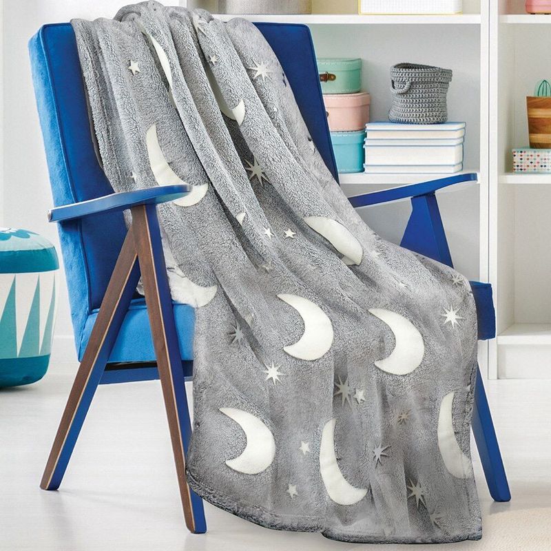 Casa si Gradina - Textile si covoare - Pături și cuverturi - Pături - Patura cu steluta si luna fosforescente, gri, 127 x 152 cm, Glow In The Dark, Vivo, TC294 - Infinity.ro