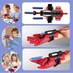 Jucarii, Copii si Bebe - Jucarii si jocuri - Jucarii de rol - Masti si costume copii - Set costum muschi si manusa lansator cu 7 ventuze din burete Ultimate SpiderMan, 5-7 ani - Infinity.ro