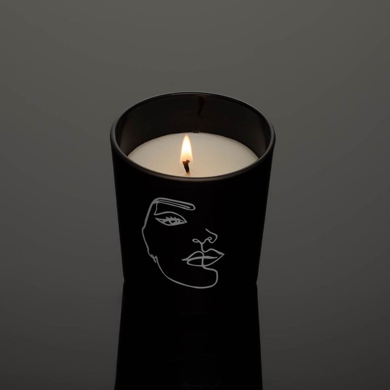 Casa si Gradina - Decoratiuni - Aromaterapie si lumanari - Lumanari si candele - Lumanare parfumata, model fete albe, culoare alb si negru, diametru 7 x 8cm - Infinity.ro