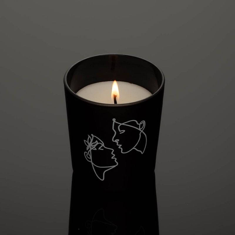 Casa si Gradina - Decoratiuni - Aromaterapie si lumanari - Lumanari si candele - Lumanare parfumata, model fete albe, culoare alb si negru, diametru 7 x 8cm - Infinity.ro