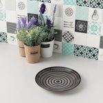 Casa si Gradina/Bucatarie si vesela/Vesela si tacamuri/Farfurii si boluri - Farfurie intinsa portelan, model dungi albe, diametru 19 cm, negru - Infinity.ro