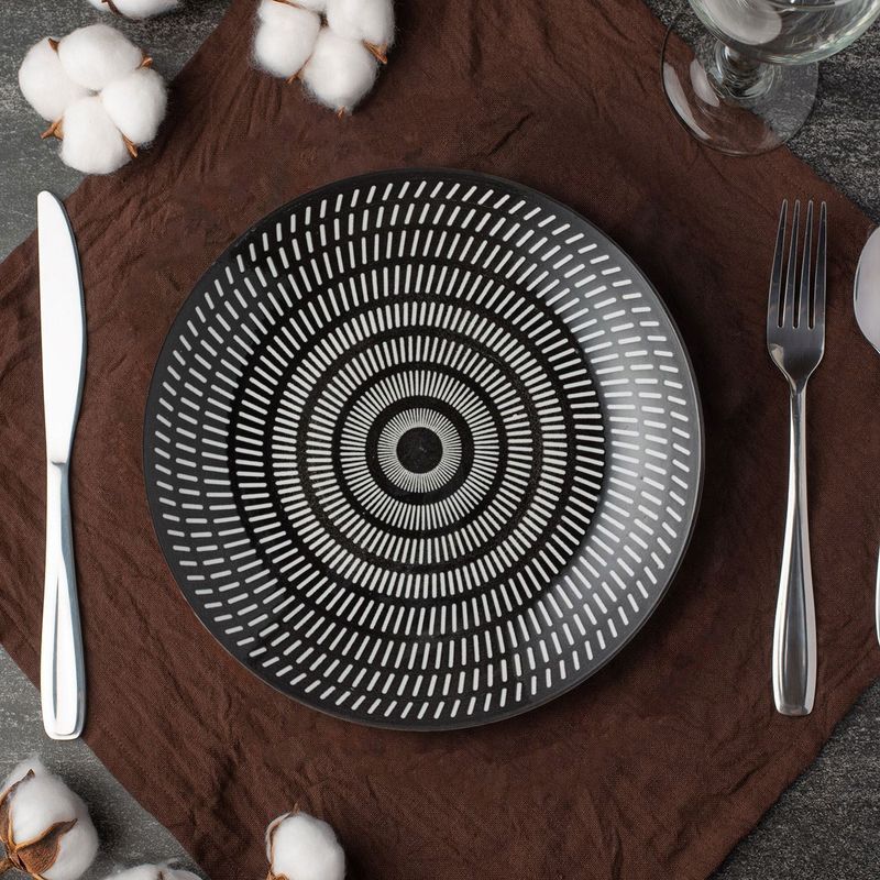 Casa si Gradina/Bucatarie si vesela/Vesela si tacamuri/Farfurii si boluri - Farfurie intinsa portelan, model dungi albe, diametru 19 cm, negru - Infinity.ro