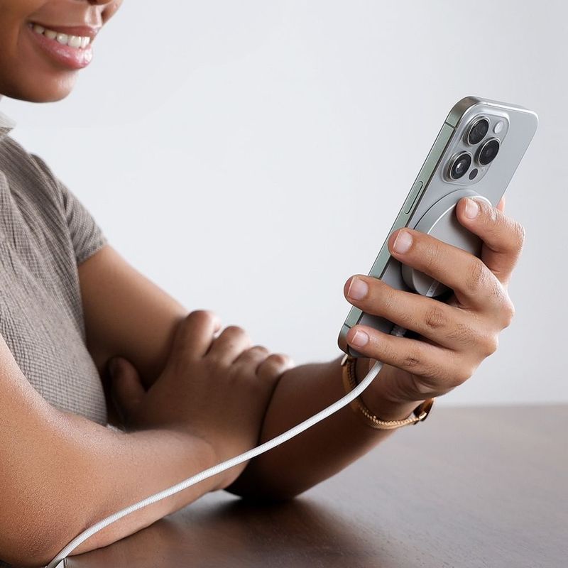 Laptop, Telefoane si Tablete - Telefoane mobile si accesorii - Accesorii Telefoane - Incarcatoare telefoane - Incarcator Wireless Compatibil MagSafe - ESR HaloLock - Argintiu - Infinity.ro