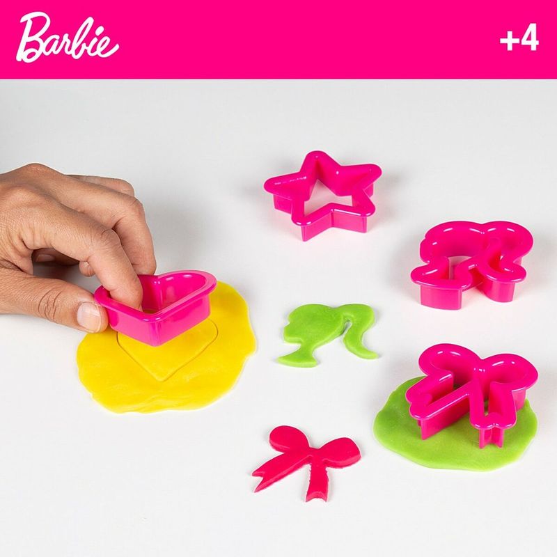Jucarii, Copii si Bebe - Jucarii si jocuri - Jucarii & jocuri educative - Pasta, lut si nisip modelabil - Joc Creativ de Plastilina Barbie Fashion Geanta 8 Piese 300 g - Infinity.ro
