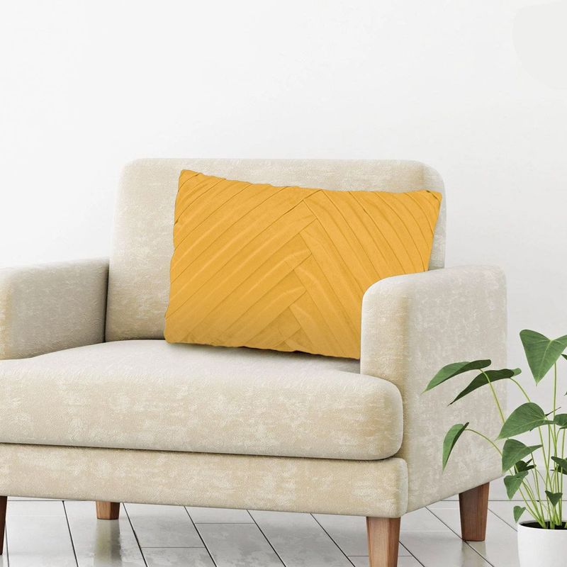 Casa si Gradina - Textile si covoare - Perne si pilote - Perne decorative - Perna decorativa, velvet, dungi reliefate, culoare galben mustar, dimensiune 50x 30cm - Infinity.ro