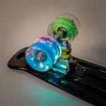 Sport si Outdoor/Role, trotinete si skateboard/Placi de rulat/Skateboard - Skateboard pennyboard, model multicolor, maner de transport, led, 56 x 14cm, cadru aluminiu - Infinity.ro