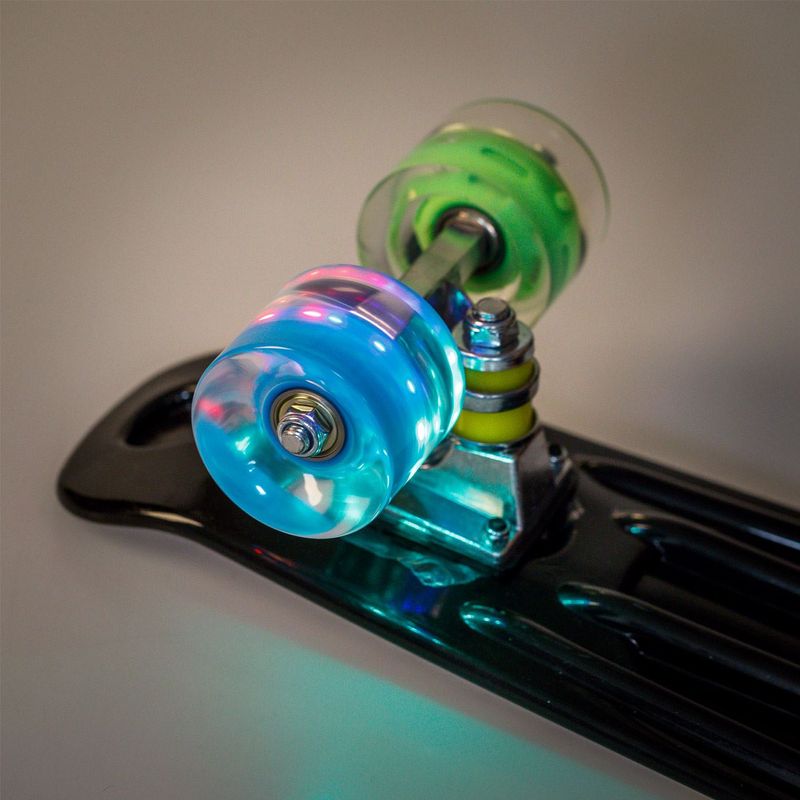 Sport si Outdoor/Role, trotinete si skateboard/Placi de rulat/Skateboard - Skateboard pennyboard, model multicolor, maner de transport, led, 56 x 14cm, cadru aluminiu - Infinity.ro