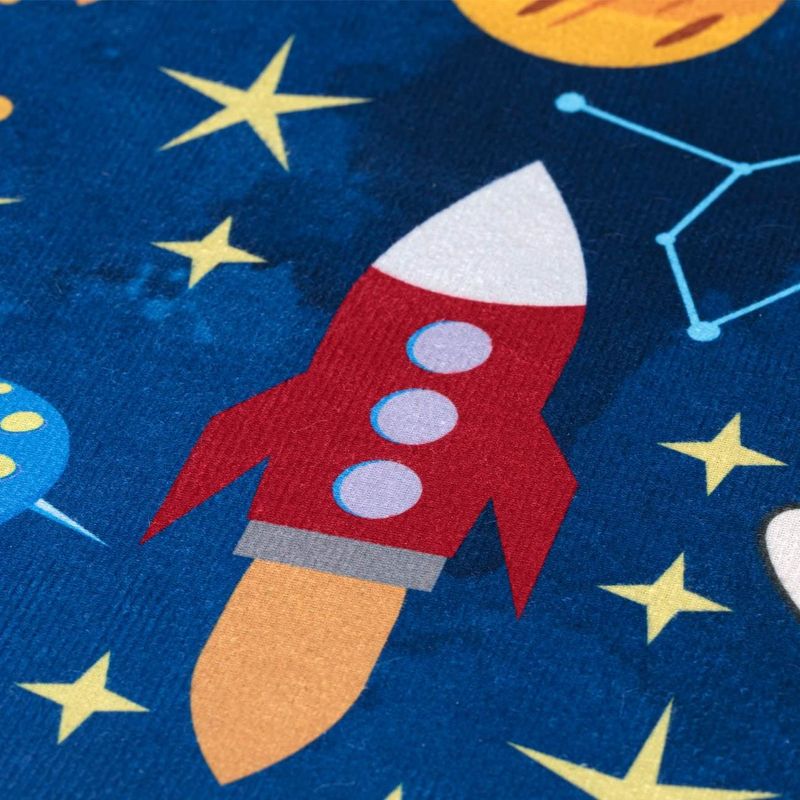 Casa si Gradina - Textile si covoare - Covoare - Covoare copii - Covor decorativ, model spatial, albastru, 60x 90 cm, antiderapant - Infinity.ro