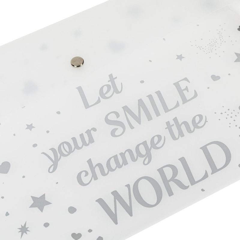 Carti si Birotica - Birotica - Accesorii de birou - Mape si dosare - Mapa cu capsa, model transparent, mesaj „let your smile change the world”, 33 x 24 cm, plastic - Infinity.ro
