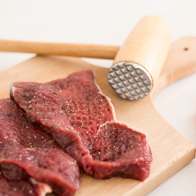 Casa si Gradina - Bucatarie si vesela - Ustensile bucatarie - Polonice, linguri si clesti de bucatarie - Ciocan carne, lemn, 29 cm, cap metalic, culoare naturala - Infinity.ro