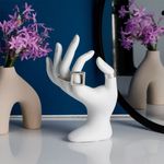 Fashion, accesorii si bijuterii - Femei - Bijuterii femei - Cutii bijuterii - Suport organizator bijuterii, model mana, polyresin, alb, 10x 6.5 x 15.5 cm - Infinity.ro