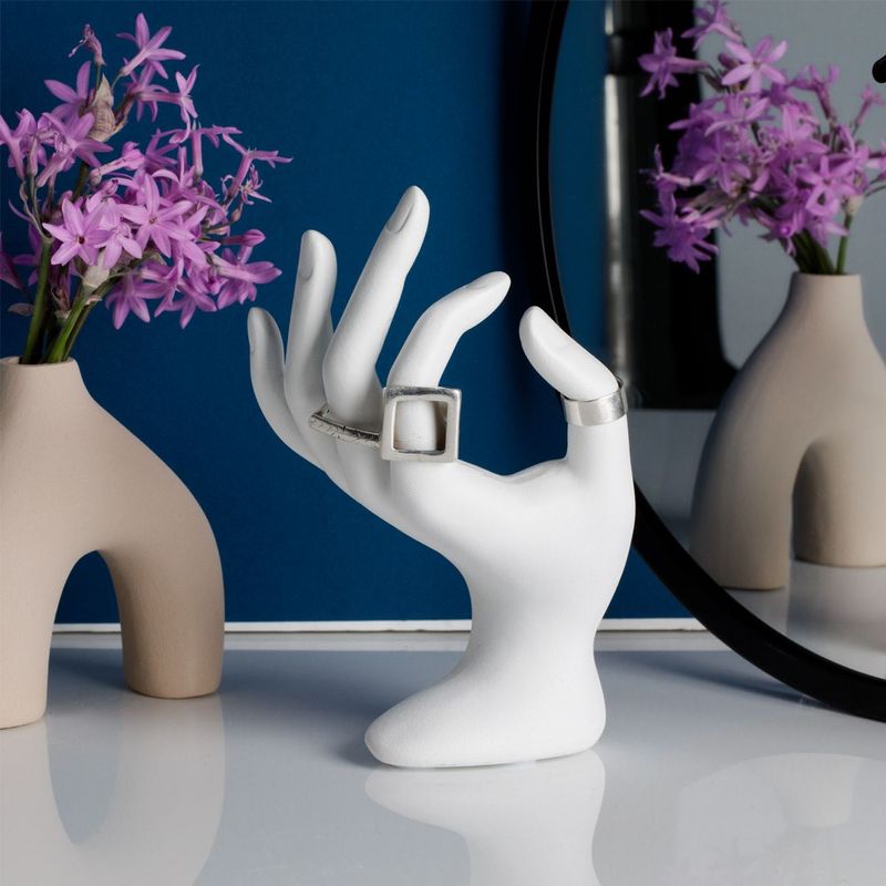 Fashion, accesorii si bijuterii - Femei - Bijuterii femei - Cutii bijuterii - Suport organizator bijuterii, model mana, polyresin, alb, 10x 6.5 x 15.5 cm - Infinity.ro