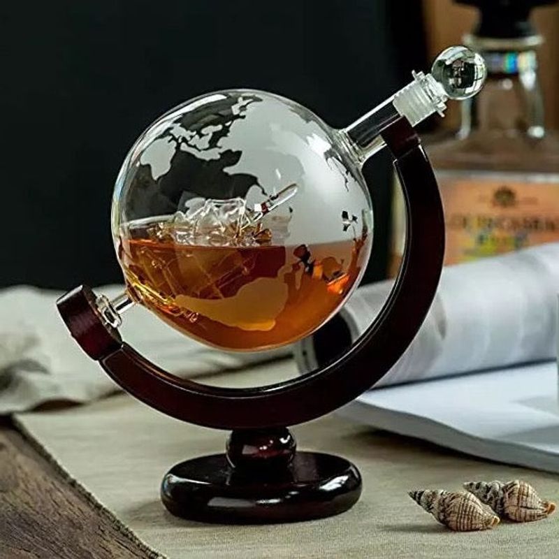 Casa si Gradina - Bucatarie si vesela - Accesorii bar - Carafe si decantoare - Set decantor coniac cu 2 pahare glob pamantesc, Capacitate decantor 850 ml, Transparent/Maro - Infinity.ro